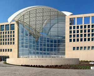 Le nom de Trump installé sur la façade de l'Institut américain pour la paix